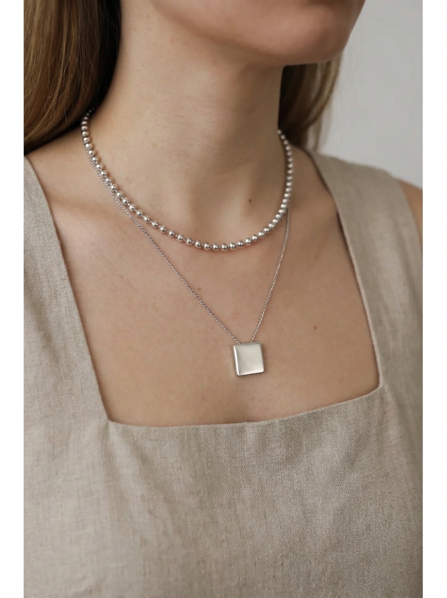 Naszyjnik geometryczny do dekoltu kwadratowego